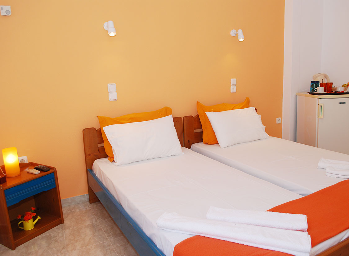 Δωμάτια το Στενό στη Σίφνο - Δίκλινο δωμάτιο με μονά κρεβάτια