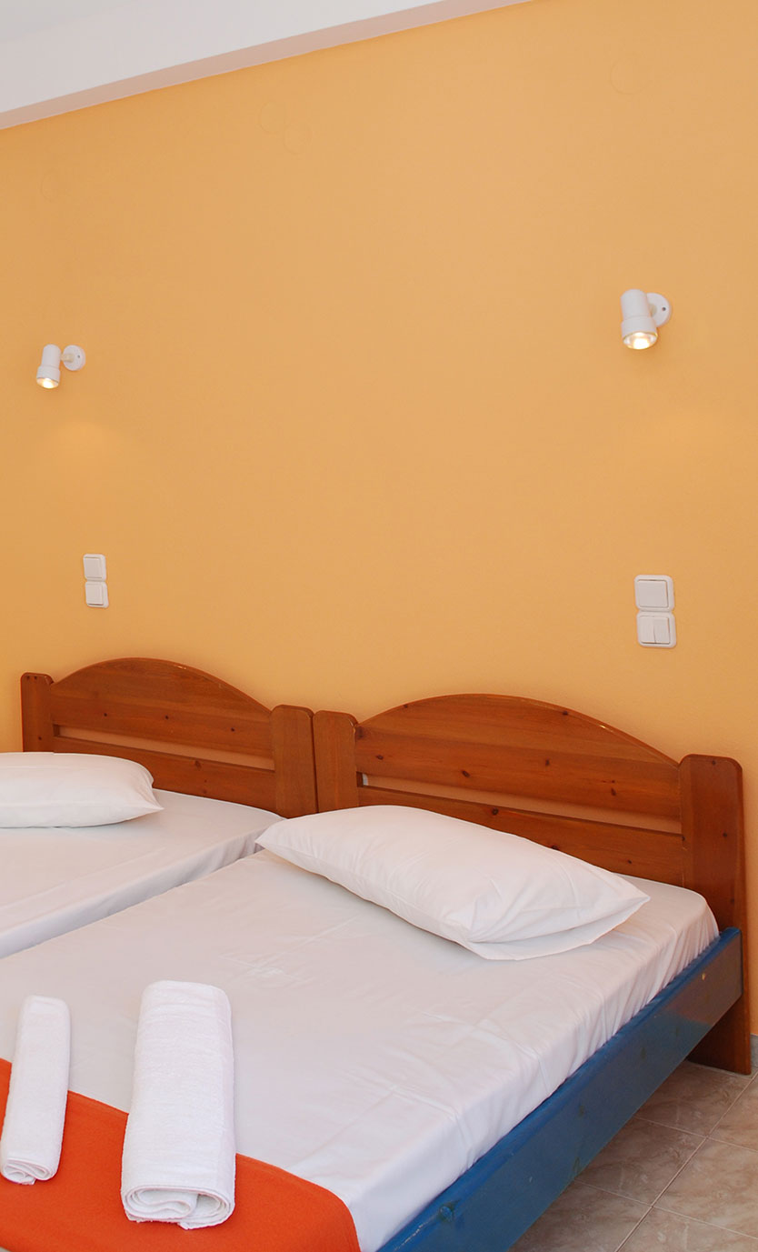 Δίκλινο δωμάτιο στις Καμάρες Σίφνου με θέα στον οικισμό – φωτεινό, καθαρό, με βασικές παροχές