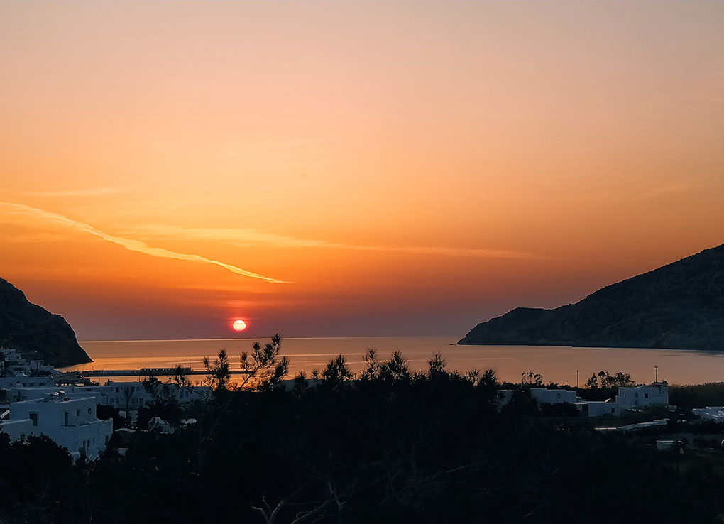 Ηλιοβασίλεμα στις Καμάρες Σίφνου πάνω από τον κόλπο και το λιμάνι